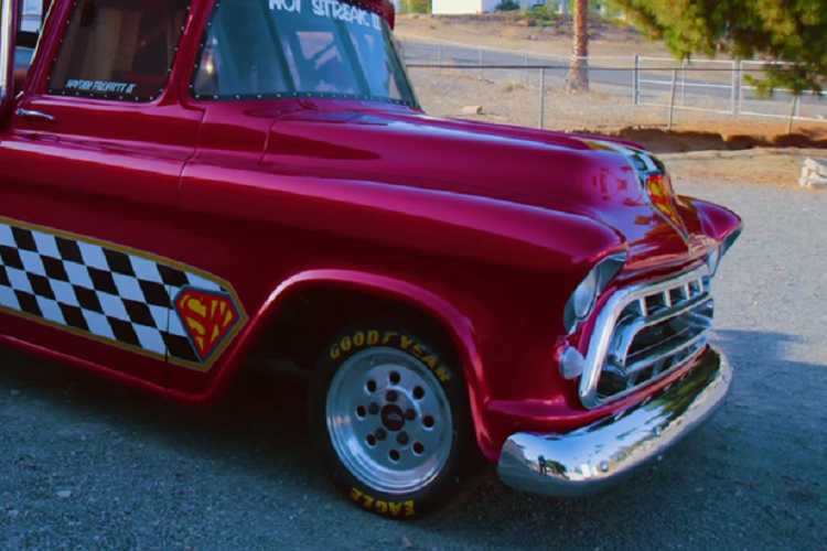 Tên gọi ban đầu của chiếc xe quái vật này là Super Shockwave. Cách tiếp cận của Shockley có khác một chút so với các nhà sản xuất ôtô ở Detroit, Mỹ, khi ông ấy chọn tạo ra một bản sao bằng chất liệu sợi thủy tinh của chiếc xe bán tải Chevrolet 1957 cổ điển, và rồi trang bị cho một cặp động cơ phản lực Westinghouse J34.