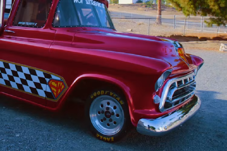 Tên gọi ban đầu của chiếc xe quái vật này là Super Shockwave. Cách tiếp cận của Shockley có khác một chút so với các nhà sản xuất ôtô ở Detroit, Mỹ, khi ông ấy chọn tạo ra một bản sao bằng chất liệu sợi thủy tinh của chiếc xe bán tải Chevrolet 1957 cổ điển, và rồi trang bị cho một cặp động cơ phản lực Westinghouse J34.