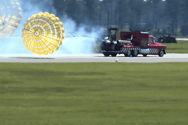 Những người có niềm đam mê với máy bay có thể sẽ nhận ra rằng J34 là một động cơ phản lực từ những ngày đầu của ngành hàng không phản lực, ra mắt vào cuối những năm 1940 nhưng được sử dụng trong quân đội Mỹ suốt nhiều thập kỷ. Các động cơ cụ thể được sử dụng ở đây có nguồn gốc từ máy bay huấn luyện T-2 Buckeye của Lực lượng Hải quân Mỹ, và để chúng trở nên mạnh hơn, Shockley đã trang bị cho chúng bộ đốt sau. Kết quả là chúng tạo ra tổng công suất khoảng 25.000 mã lực cho một chiếc xe nặng khoảng 1.950 kg.