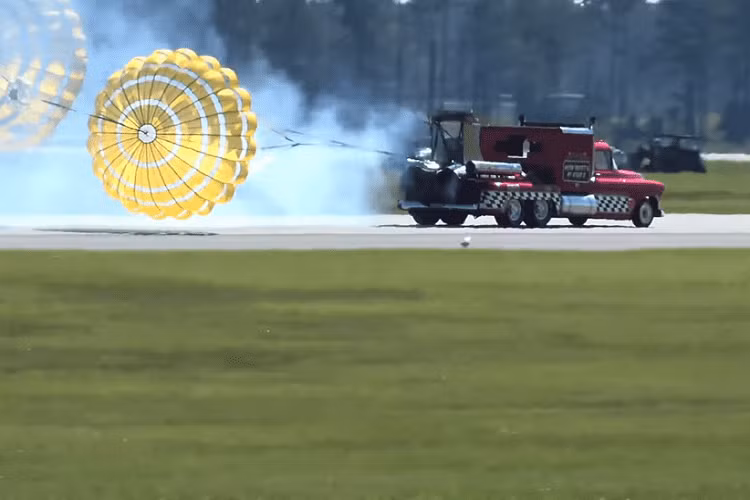 Những người có niềm đam mê với máy bay có thể sẽ nhận ra rằng J34 là một động cơ phản lực từ những ngày đầu của ngành hàng không phản lực, ra mắt vào cuối những năm 1940 nhưng được sử dụng trong quân đội Mỹ suốt nhiều thập kỷ. Các động cơ cụ thể được sử dụng ở đây có nguồn gốc từ máy bay huấn luyện T-2 Buckeye của Lực lượng Hải quân Mỹ, và để chúng trở nên mạnh hơn, Shockley đã trang bị cho chúng bộ đốt sau. Kết quả là chúng tạo ra tổng công suất khoảng 25.000 mã lực cho một chiếc xe nặng khoảng 1.950 kg.