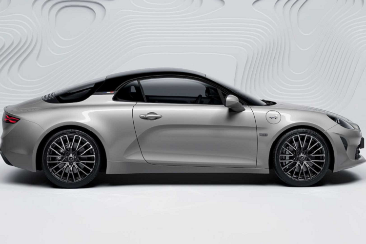 Alpine A110 GT kỷ niệm 100 năm bản giới hạn được trang bị mui xe màu đen bóng cao, bộ mâm xe thể thao Grand Prix 18 inch màu đen cùng trang bị bộ cùm phanh màu bạc. Chiếc xe được trang bị khoang nội thất được bọc da đen với chỉ khâu màu xám nhằm ăn nhập với màu sắc ngoại thất của xe. Phiên bản giới hạn này cũng được trang bị các tính năng hàng đầu dành cho phiên bản Grand Touring.