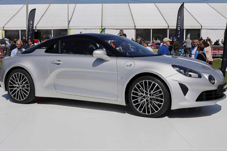 A110 GT J. Rédélé được sản xuất giới hạn với số lượng tổng cộng 100 chiếc. Mỗi chiếc xe sẽ được trang bị đi kèm với một biển số có chữ ký của Rédélé. Những người mua quan tâm có thể bắt đầu đặt hàng vào ngày 1 tháng 6 thông qua ứng dụng Alpine, giá xe Alpine A110 GT 2022 khởi điểm ở mức khoảng 83.000 Euro (Khoảng 89.000 Đô theo tỷ giá hiện tại).