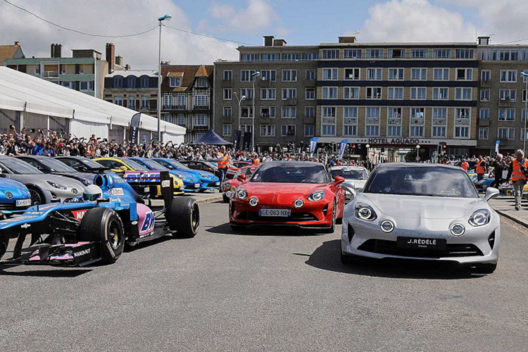 Alpine A110 vẫn sẽ được bán ra với ba biến thể khác nhau, tuy nhiên thương hiệu Alpine từ nay sẽ gọi ba phiên bản với các tên gọi bao gồm A110 là bản thông thường, bản cao cấp hơn A110 GT và bản cao cấp nhất chính là A110 S. Ba phiên bản này đều được hứa hẹn sẽ đem tới trải nghiệm thú vị cho người lái và hành khách, mỗi phiên bản đều sẽ có những đặc điểm nổi bật đem lại những trải nghiệm khác nhau.