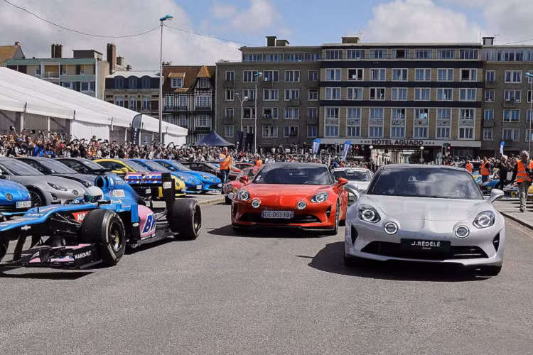 Alpine A110 vẫn sẽ được bán ra với ba biến thể khác nhau, tuy nhiên thương hiệu Alpine từ nay sẽ gọi ba phiên bản với các tên gọi bao gồm A110 là bản thông thường, bản cao cấp hơn A110 GT và bản cao cấp nhất chính là A110 S. Ba phiên bản này đều được hứa hẹn sẽ đem tới trải nghiệm thú vị cho người lái và hành khách, mỗi phiên bản đều sẽ có những đặc điểm nổi bật đem lại những trải nghiệm khác nhau.