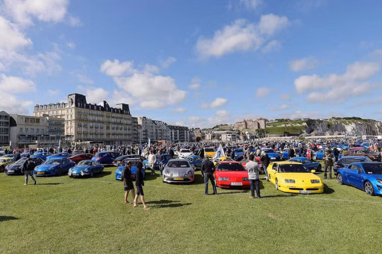 Phiên bản cao cấp nhất Alpine A110 S lại được thiết kế nhằm tập trung vào mặt hiệu năng với cấu trúc khung xe thể thao được tinh chỉnh nhằm phát huy hết sức mạnh của xe. Mẫu xe được trang bị với lốp hiệu năng cao, tùy chọn gói Bodykit thể thao giúp tăng khả năng vận hành trên đường đua cùng khả năng xử lý của xe.