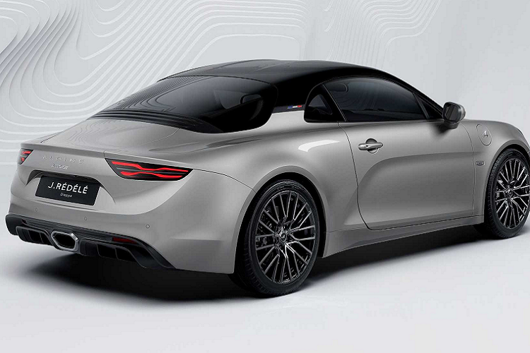 Mẫu xe có thể vận hành một cách nhẹ nhàng, nhanh nhẹn cùng khả năng xử lý chính xác trong mọi hoàn cảnh. Phiên bản cao cấp hơn Alpine A110 GT lại là một chiếc Grand Tourisme với sức mạnh gần đạt mức 300 mã lực kết hợp với khung gầm Alpine tạo nên sự cân bằng hoàn hảo giữa hiệu suất và sự thoải mái. Phiên bản GT này chính là một sự lựa chọn phù hợp để có thể sử dụng hàng ngày cũng như dùng trong những chuyến đi dài.