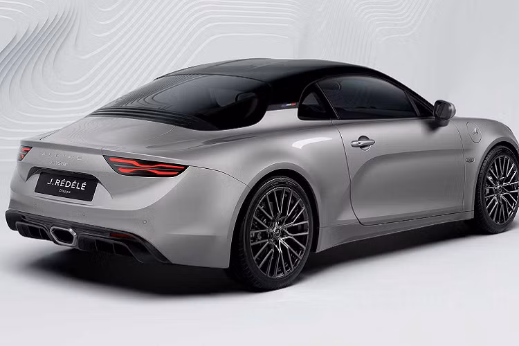 Mẫu xe có thể vận hành một cách nhẹ nhàng, nhanh nhẹn cùng khả năng xử lý chính xác trong mọi hoàn cảnh. Phiên bản cao cấp hơn Alpine A110 GT lại là một chiếc Grand Tourisme với sức mạnh gần đạt mức 300 mã lực kết hợp với khung gầm Alpine tạo nên sự cân bằng hoàn hảo giữa hiệu suất và sự thoải mái. Phiên bản GT này chính là một sự lựa chọn phù hợp để có thể sử dụng hàng ngày cũng như dùng trong những chuyến đi dài.