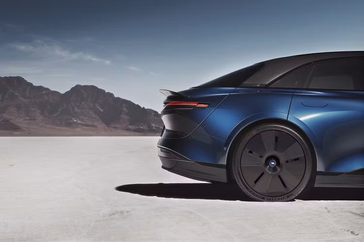 Chiếc xe được trang bị đi kèm với phanh gốm carbon lớn theo tiêu chuẩn (không giống như Model S Plaid) và cũng có lò xo phía trước và phía sau cứng hơn, cài đặt van điều tiết độc đáo, ống lót cứng hơn và hệ thống ABS được tinh chỉnh cũng như các tính năng có liên quan như kiểm soát lực kéo, kiểm soát ổn định và tay lái trợ lực điện.