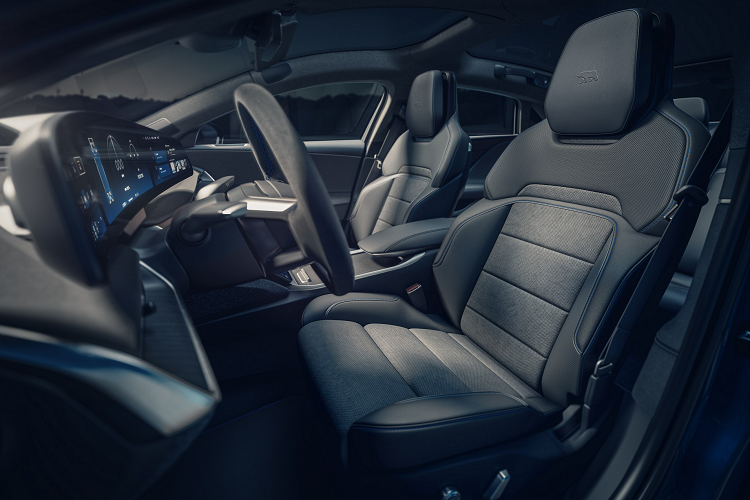 Ở những góc hẹp, hệ thống có thể áp dụng phanh tái tạo cho bánh xe bên trong đồng thời cung cấp lực cho bánh xe bên ngoài, đồng thời cải thiện khả năng quay. Chiếc xe còn có một cánh gió sau bằng sợi carbon mới để tăng lực ép xuống và cũng có thêm một tùy chọn màu mới có tên Sapphire Blue.