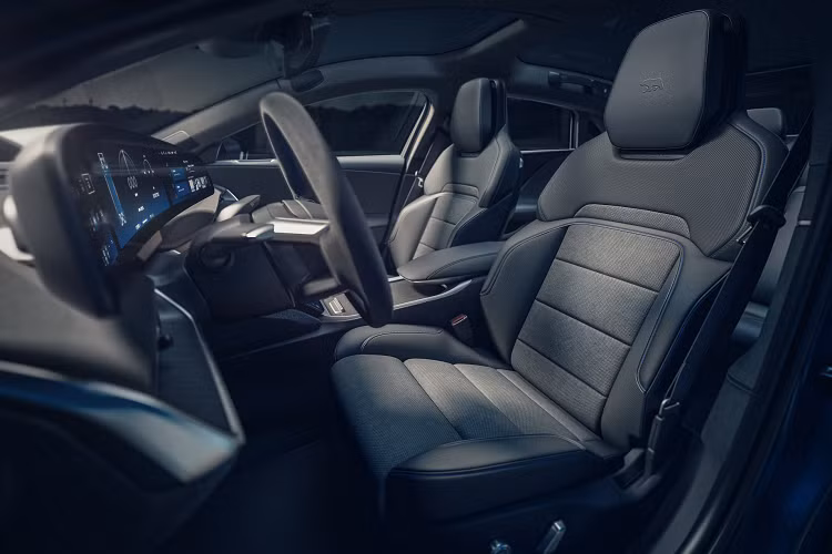 Ở những góc hẹp, hệ thống có thể áp dụng phanh tái tạo cho bánh xe bên trong đồng thời cung cấp lực cho bánh xe bên ngoài, đồng thời cải thiện khả năng quay. Chiếc xe còn có một cánh gió sau bằng sợi carbon mới để tăng lực ép xuống và cũng có thêm một tùy chọn màu mới có tên Sapphire Blue.