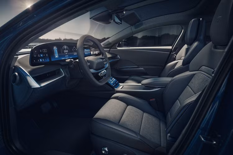 Về nội thất, xe được trang bị ghế thể thao chỉnh điện 18 hướng mới với nhiều lớp đệm và trang trí bằng da màu đen với đường chỉ khâu tương phản màu đen Alcantara và Sapphire Blue. Tựa đầu cũng có logo bánh răng Lucid in nổi, vô-lăng và trần xe được bọc da Alcantara.
