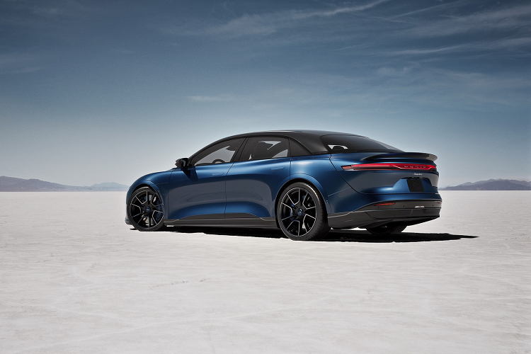 Mẫu xe sedan điện Lucid Air Sapphire đã được sản xuất trong năm nay và là mẫu đầu tiên trong nhánh thương hiệu xe hiệu năng siêu cao Sapphire mới ra mắt của Lucid. Giống như Model S Plaid, Lucid Air Sapphire có hệ thống truyền động ba mô-tơ bao gồm hai mô-tơ ở trục sau và một mô-tơ ở trục trước.