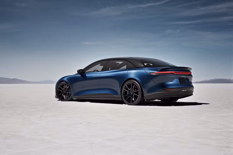 Mẫu xe sedan điện Lucid Air Sapphire đã được sản xuất trong năm nay và là mẫu đầu tiên trong nhánh thương hiệu xe hiệu năng siêu cao Sapphire mới ra mắt của Lucid. Giống như Model S Plaid, Lucid Air Sapphire có hệ thống truyền động ba mô-tơ bao gồm hai mô-tơ ở trục sau và một mô-tơ ở trục trước.