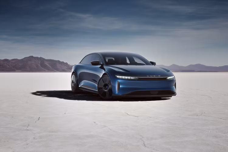 Không bằng lòng với việc để Tesla Model S Plaid “thống trị” phân khúc, Lucid đã vén bức màn chiếc Air Sapphire hàng đầu mới tại Monterey Car Week. Lucid Air Sapphire 2023 mới đã được sản xuất trong năm nay và là mẫu đầu tiên trong nhánh thương hiệu xe hiệu năng siêu cao Sapphire mới ra mắt của Lucid.