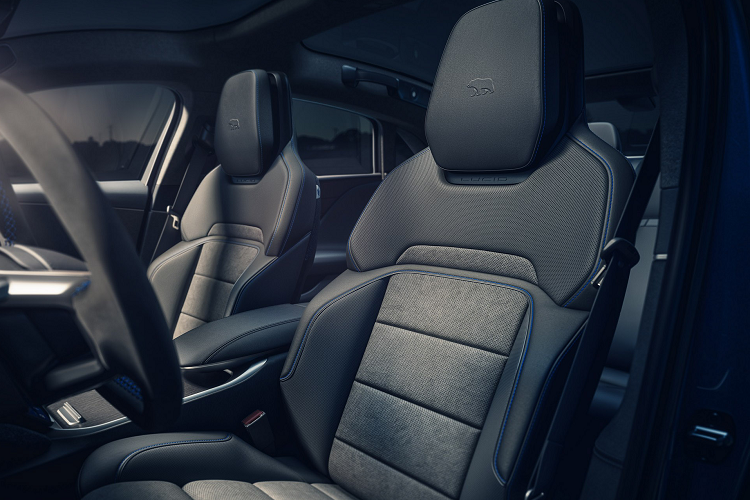 Xe cũng được trang bị bộ mâm mới có kích thước 20 inch phía trước và 21 inch phía sau đi kèm với bộ lốp Michelin Pilot Sport 4S 265/35 phía trước và 295/30 phía sau. Bộ mâm xe cũng được trang bị đi kèm với đĩa Aero Disc có sẵn. Lucid cho biết động cơ điện phía sau có thể cung cấp mô-men xoắn cho các bánh xe theo các hướng ngược nhau để thúc đẩy sự ổn định khi rẽ hoặc chuyển hướng thẳng.