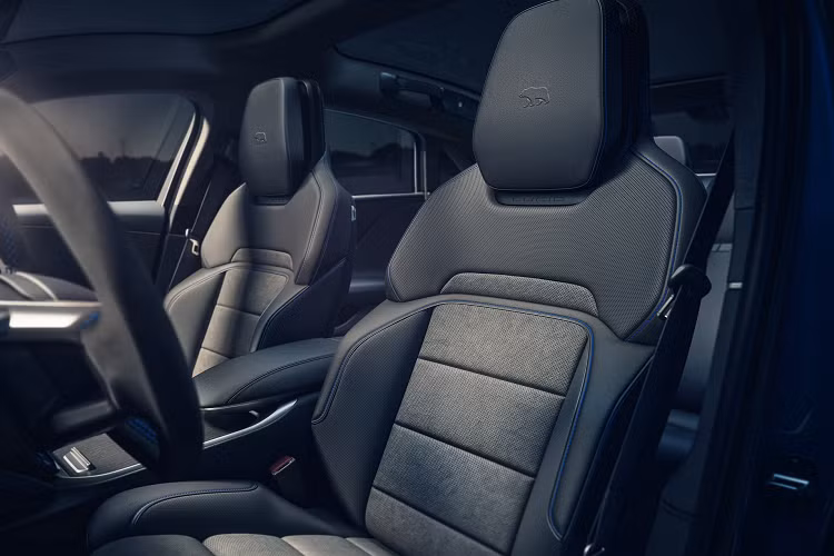 Xe cũng được trang bị bộ mâm mới có kích thước 20 inch phía trước và 21 inch phía sau đi kèm với bộ lốp Michelin Pilot Sport 4S 265/35 phía trước và 295/30 phía sau. Bộ mâm xe cũng được trang bị đi kèm với đĩa Aero Disc có sẵn. Lucid cho biết động cơ điện phía sau có thể cung cấp mô-men xoắn cho các bánh xe theo các hướng ngược nhau để thúc đẩy sự ổn định khi rẽ hoặc chuyển hướng thẳng.