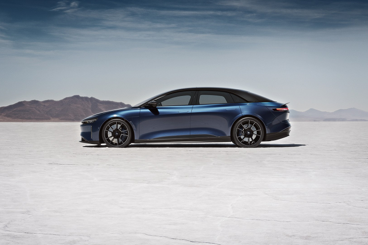 Trong khi Lucid Air Dream Edition Performance mạnh 1.111 mã lực và Grand Touring Performance mạnh 1.050 mã lực thì Air Sapphire có mức công suất đạt mức khoảng 1.200 mã lực Lucid chưa đưa ra con số cụ thể. Theo hãng xe, Air Sapphire là chiếc sedan mạnh mẽ nhất trên thế giới.