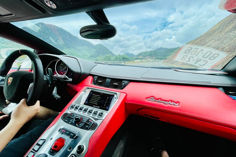 Không có thay đổi nào ở hệ truyền động, Lamborghini Aventador LP700-4 vẫn dùng động cơ V12 6.5L sản sinh công suất 700 mã lực và mô-men xoắn cực đại 690 Nm. Sức mạnh được truyền tới cả bốn bánh thông qua hộp số tự động 7 cấp ISR.