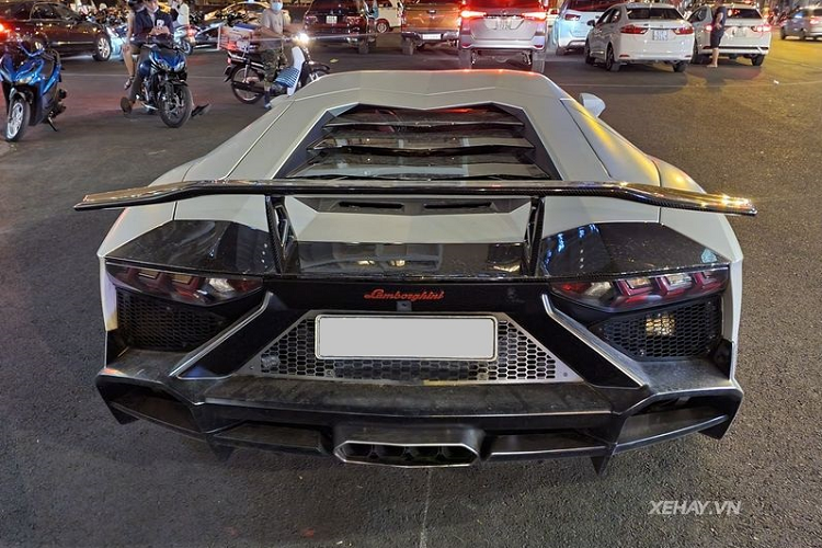 Để tổng thể xe trở nên ấn tượng hơn nữa, chủ sở hữu đã "lên đời" bộ mâm AG Luxury đa chấu hình chữ Y sơn vàng Gold bắt mắt, có viền làm bằng carbon và đi kèm cùm phanh sơn đỏ tương phản.