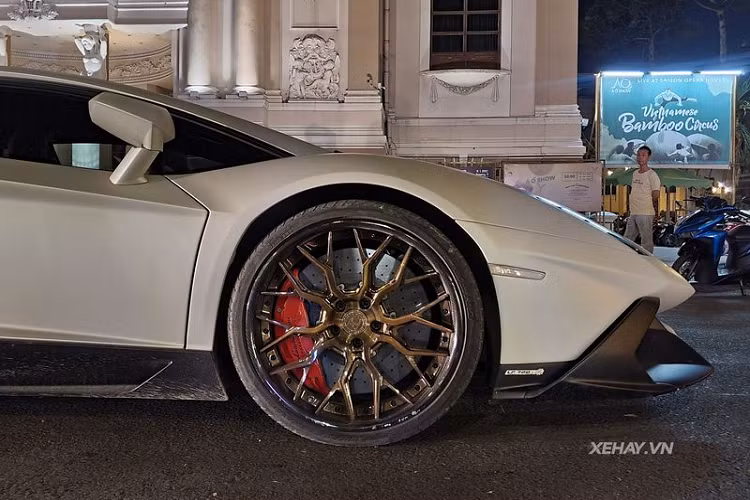 Nhờ đó, Lamborghini Aventador 50th Anniversario kịch độc có thể tăng tốc từ 0-100 km/h trong 2,9 giây trước khi đạt vận tốc tối đa 349 km/h.