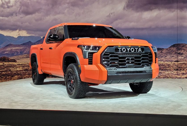 So với thế hệ cũ, bán tải Toyota Tundra 2022 đã có màn "lột xác" ngoạn mục với diện mạo hấp dẫn hơn cùng nhiều trang bị tiện nghi tiên tiến, hiện đại mới được bổ sung. Về thiết kế, Toyota Tundra 2022 sẽ có diện mạo khác nhau tùy thuộc vào từng phiên bản. Tuy nhiên, tất cả các biến thể đều được trang bị lưới tản nhiệt cỡ lớn với hốc gió dạng thẳng đứng ở hai bên và đèn pha hình chữ “T” ấn tượng.