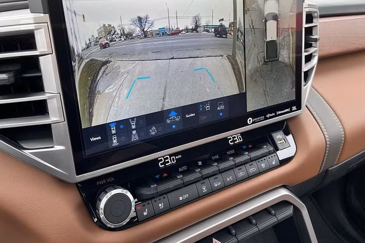 Về truyền động, Toyota Tundra 2022 được cung cấp 2 tuỳ chọn động cơ. Thứ nhất là động cơ xăng V6 tăng áp kép, dung tích 3.5L, sản sinh công suất 389 mã lực và mô-men xoắn 649 Nm. Thứ hai là hệ thống truyền động hybrid hoàn toàn mới được gọi là i-Force Max, có công suất 437 mã lực và mô-men xoắn 790 Nm.