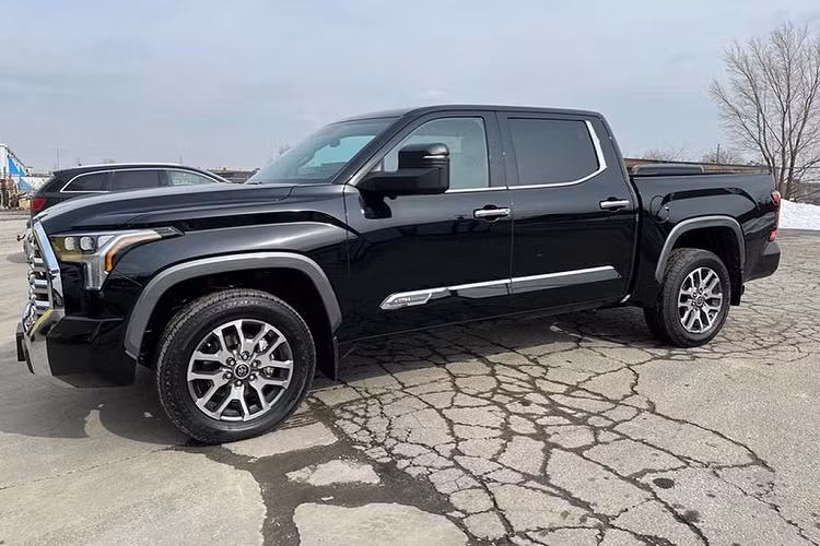 Về an toàn, Tundra 2022 được trang bị bộ hệ thống hỗ trợ lái Toyota Safety Sense 2.5, bao gồm hệ thống phát hiện trước va chạm với người đi bộ, hệ thống kiểm soát hành trình ra đa cũng như hỗ trợ lái khẩn cấp, cảnh báo chệch làn đường, hỗ trợ theo dõi làn đường (căn giữa làn đường), đèn chiếu sáng cao tự động, hỗ trợ biển báo giao thông,…. Tại thị trường Việt Nam, Toyota Tundra cạnh tranh trực tiếp với Ford F-150, Chevrolet Silverado, GMC Sierra...