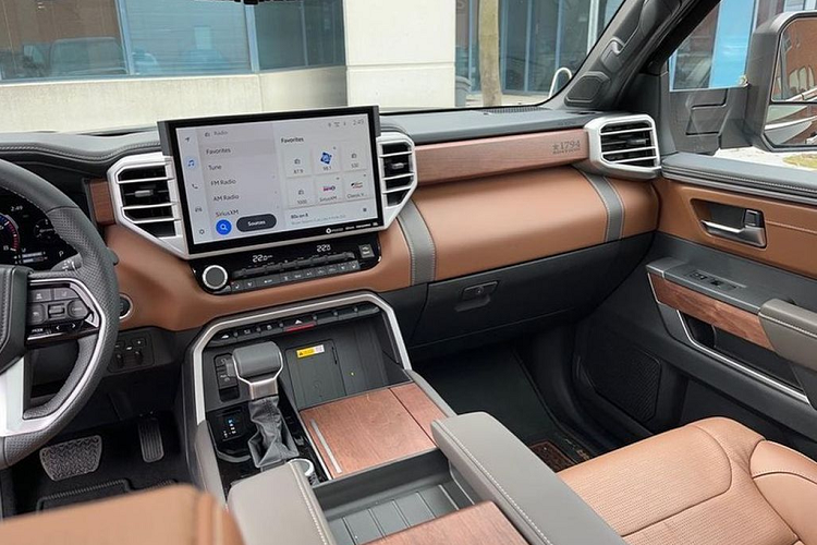 Màn hình cảm ứng 8 inch là trang bị tiêu chuẩn và màn hình cảm ứng 14 inch ở phiên bản cao, tương thích Apple CarPlay và Android Auto không dây tiêu chuẩn. Chưa hết, Tundra còn có trợ lý ảo thông minh hoàn toàn mới và dữ liệu điểm ưa thích của Google. 