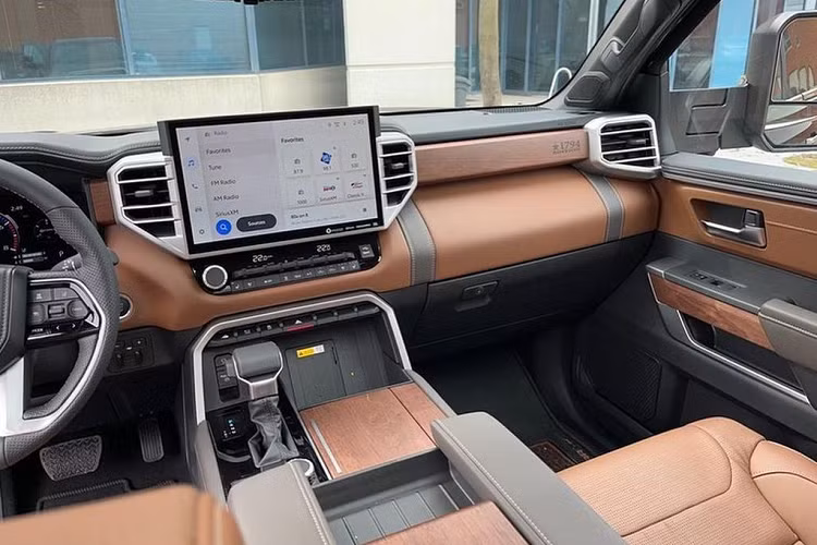 Màn hình cảm ứng 8 inch là trang bị tiêu chuẩn và màn hình cảm ứng 14 inch ở phiên bản cao, tương thích Apple CarPlay và Android Auto không dây tiêu chuẩn. Chưa hết, Tundra còn có trợ lý ảo thông minh hoàn toàn mới và dữ liệu điểm ưa thích của Google. 