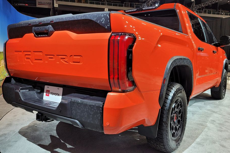 Những đường gân dập nổi mạnh mẽ trên nắp ca-pô và vòm bánh xe mở rộng cơ bắp càng tôn thêm nét đẹp hầm hố cho Toyota Tundra. Sự xuất hiện của các chi tiết sơn đen bóng ở cột A, cột B, viền vòm bánh xe, kính cửa sau trở thành điểm nhấn thể thao, trẻ trung cho mẫu bán tải Nhật.