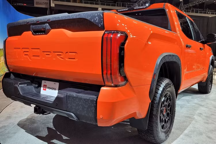 Những đường gân dập nổi mạnh mẽ trên nắp ca-pô và vòm bánh xe mở rộng cơ bắp càng tôn thêm nét đẹp hầm hố cho Toyota Tundra. Sự xuất hiện của các chi tiết sơn đen bóng ở cột A, cột B, viền vòm bánh xe, kính cửa sau trở thành điểm nhấn thể thao, trẻ trung cho mẫu bán tải Nhật.