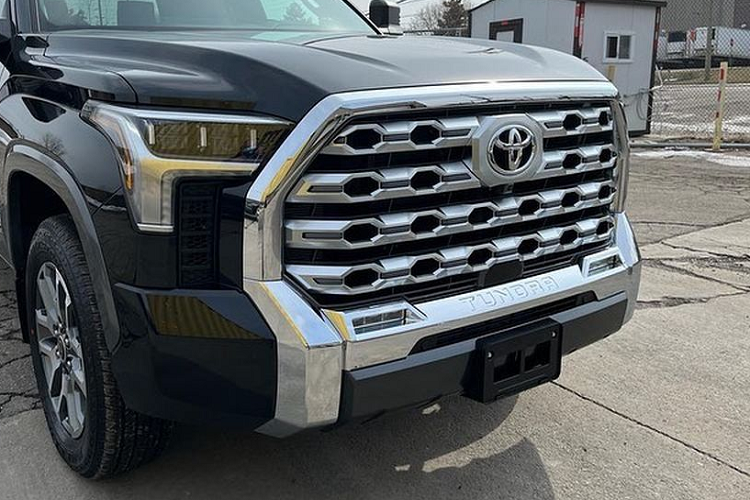 Gần đây, một đại lý nhập khẩu tư nhân tại Hà Nội đã chào bán Toyota Tundra 2022 với 4 phiên bản: Limited, Platinum, 1974 và TRD Pro. Tại Mỹ, chiếc bán tải Nhật được phân phối tổng cộng 7 phiên bản, nhưng với thị hiếu của người dùng Việt 4 phiên bản trên là phù hợp nhất. Giá xe Toyota Tundra 2022 bản Limited là 4,52 tỷ đồng, Platinum, 1974 và TRD Pro lần lượt 4,65 tỷ đồng, 4,85 tỷ đồng và 5,2 tỷ đồng.