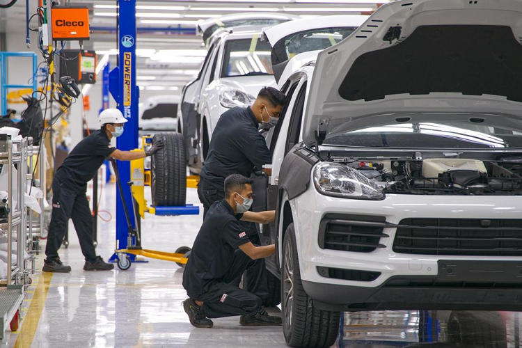 Các bức tường bên ngoài được thiết kế có chủ ý để phù hợp với bản sắc sản xuất toàn cầu của Porsche và đây cũng là nhà máy có điều hòa không khí đầu tiên tại quốc gia này!