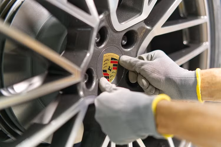 Giá xe Porsche Cayenne 2022 tiêu chuẩn có giá bắt đầu từ 550.000 RM (khoảng 2,98 tỷ đồng), rẻ hơn khoảng 115.000 RM (khoảng 620 triệu đồng) so với nhập khẩu. Bên cạnh giá thành rẻ hơn, Porsche Cayenne lắp ráp tại Malaysia cũng được bổ sung các trang bị, tiện ích trước đây chỉ có sẵn dưới dạng tùy chọn.