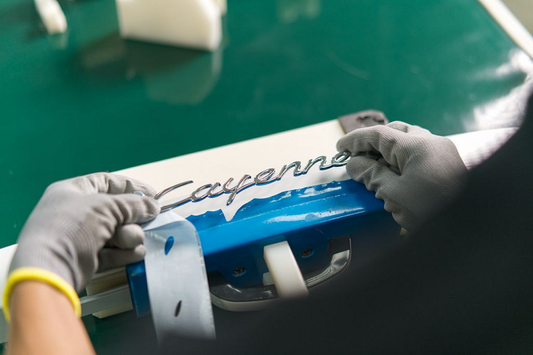 Cụ thể, xe được cung cấp: đèn pha LED với Hệ thống Đèn Năng động của Porsche (PDLS), bánh xe thiết kế RS Spyder 21 inch, ghế ngồi chỉnh điện 14 hướng có chức năng nhớ, hệ thống âm thanh vòm Bose, Kiểm soát khí hậu bốn vùng, hệ thống quản lý liên lạc của Porsche (PCM), màn hình thông tin giải trí cảm ứng 12 inch, dịch vụ Porsche Connect và tích hợp Apple CarPlay, hỗ trợ đỗ xe với tầm nhìn phía trước/sau và xung quanh, buồng lái nâng cao của Porsche và vô lăng thể thao.