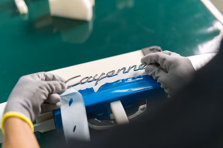 Cụ thể, xe được cung cấp: đèn pha LED với Hệ thống Đèn Năng động của Porsche (PDLS), bánh xe thiết kế RS Spyder 21 inch, ghế ngồi chỉnh điện 14 hướng có chức năng nhớ, hệ thống âm thanh vòm Bose, Kiểm soát khí hậu bốn vùng, hệ thống quản lý liên lạc của Porsche (PCM), màn hình thông tin giải trí cảm ứng 12 inch, dịch vụ Porsche Connect và tích hợp Apple CarPlay, hỗ trợ đỗ xe với tầm nhìn phía trước/sau và xung quanh, buồng lái nâng cao của Porsche và vô lăng thể thao.