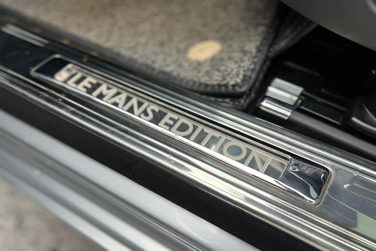 Cuối cùng chính là chi tiết xe có đính huy hiệu với logo 22/48 mang hàm ý chiếc xe Bentley Mulsanne Le Mans Edition tại Việt Nam mang số thứ tự 22 trên tổng số 48 xe sản xuất toàn cầu cũng như chi tiết mặt đồng hồ Le Mans Edition.