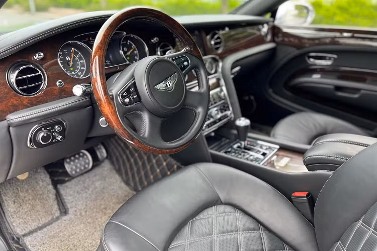 Mức giá xe Bentley Mulsanne Le Mans Edition trong bài viết này được chào bán từ 10 tỷ đồng có ngoại thất sơn màu xanh bạc cùng điểm nhấn là các chi tiết mạ crôm bóng loáng cũng như la-zăng đa chấp kép của xe nên sẽ rất khó để người ta biết đây là một chiếc xe Bentley Mulsanne giới hạn. Bên sườn xe có sự xuất hiện của cái tên Mulliner, mang ý nghĩa một bộ phận cá nhân hóa của hãng xe Bentley.