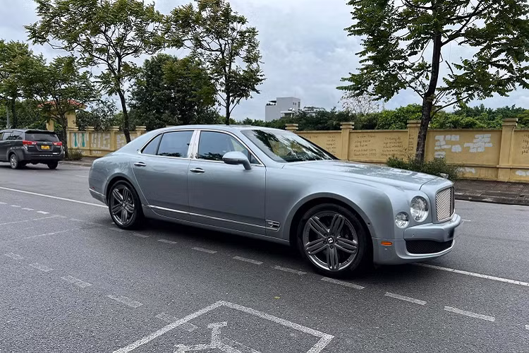 Đến nay, chiếc xe Bentley Mulsanne Le Mans Edition độc nhất tại Việt Nam đang được chào bán với mức giá từ 10 tỷ đồng, thậm chí có một số nơi rao bán xe lên đến 11,8 tỷ đồng. Với mức giá này, Bentley Mulsanne Le Mans Edition có thể dễ dàng đáp cánh ở một garage của nhà sưu tập xe nào đó tại Việt Nam.