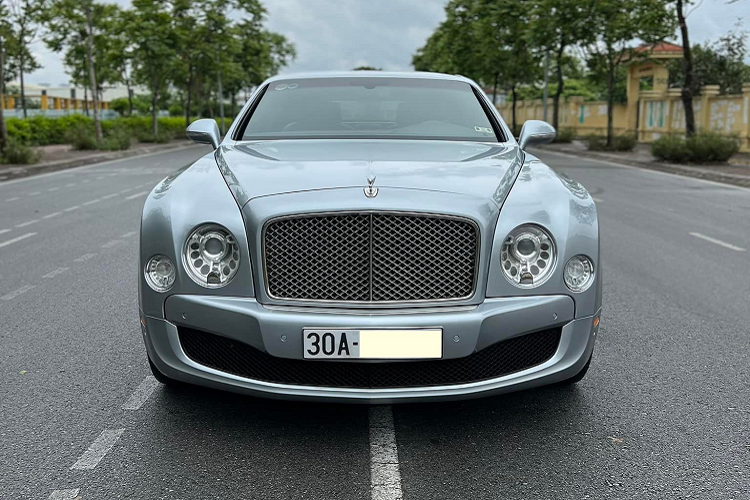 Số lượng Bentley Mulsanne tại Việt Nam ước tính trên 65 xe đủ phiên bản, từ tiêu chuẩn, Mulsanne Speed, Mulsanne EWB hay cả các phiên bản giới hạn Mulsanne W.O. Edition chỉ có 100 xe trên thế giới và còn phải kể đến Bentley Mulsanne Le Mans Edition, mẫu xe siêu sang chỉ được cho ra đời 48 xe và đã có một chiếc xuất hiện tại dải đất hình chữ S này.