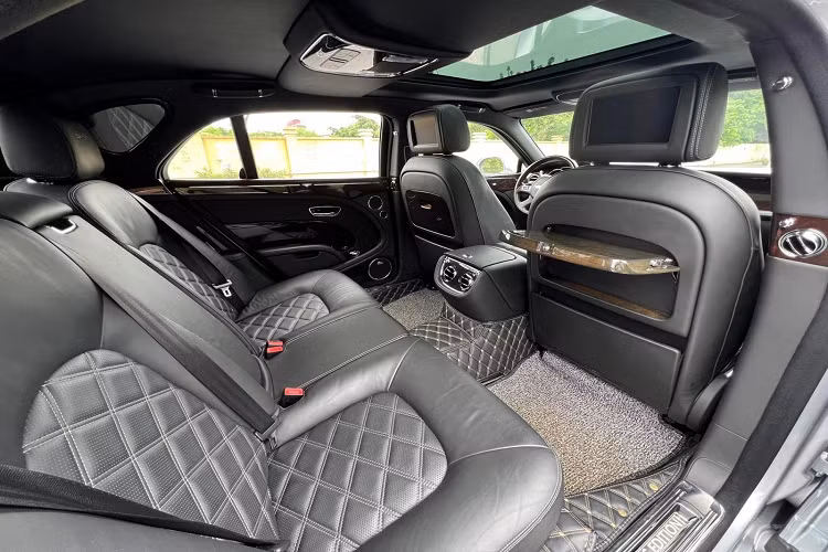 Bentley và Rolls-Royce luôn tập trung sự xa hoa cũng như đẳng cấp nhất bên trong khoang lái và nội thất của xe siêu sang Mulsanne Le Mans Edition cũng là thứ giúp xe trở nên khác biệt. Đầu tiên là dòng chữ Le Mans Edition trên bậc cửa như khẳng định đây là 1 trong 48 chiếc xe Bentley Mulsanne Le Mans Edition được sản xuất dành riêng cho thị trường Bắc Mỹ. Tiếp đến cũng là dòng chữ trên nhưng được thêu dập nổi trên tựa đầu ghế ngồi của xe.