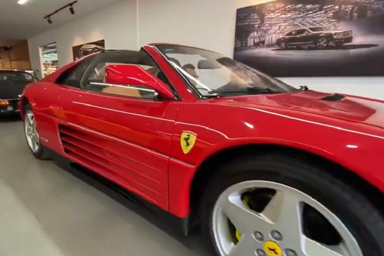 Trong đó, dòng siêu xe mui trần Ferrari 348 đã có tuổi đời 33 năm. Ngoại thất chiếc siêu xe mui trần Ferrari 348 TS này được sơn màu đỏ kết hợp nửa thân dưới xe được sơn màu đen nhám. Chưa hết, lưới tản nhiệt phía trước và các thanh bảo vệ đèn hậu đều được sơn đen để tạo điểm nhấn. Cuối cùng là bộ mâm hình cánh sao sơn màu bạc cá tính. Ferrari 348 TS chỉ được sản xuất giới hạn 4.228 chiếc trên toàn thế giới.