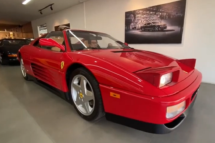 Trong khi Ferrari 348 TS được khoác lên mình màu đỏ hiếu chiến thì chiếc Ferrari F355 Berlinetta lại sở hữu màu đen của "hắc mã". Cả 2 chiếc xe này đều có tuổi đời hàng chục năm và việc lăn bánh tại Việt Nam là cả một bất ngờ. Ferrari 348 TS chính là đàn anh của siêu xe Ferrari F355 Spider đang có mặt trong garage xe của ông Đặng Lê Nguyên Vũ. Điểm khác biệt là 2 chiếc xe Ferrari cổ có xuất xứ khác nhau.