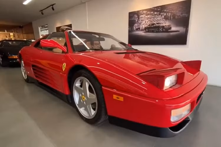 Trong khi Ferrari 348 TS được khoác lên mình màu đỏ hiếu chiến thì chiếc Ferrari F355 Berlinetta lại sở hữu màu đen của "hắc mã". Cả 2 chiếc xe này đều có tuổi đời hàng chục năm và việc lăn bánh tại Việt Nam là cả một bất ngờ. Ferrari 348 TS chính là đàn anh của siêu xe Ferrari F355 Spider đang có mặt trong garage xe của ông Đặng Lê Nguyên Vũ. Điểm khác biệt là 2 chiếc xe Ferrari cổ có xuất xứ khác nhau.