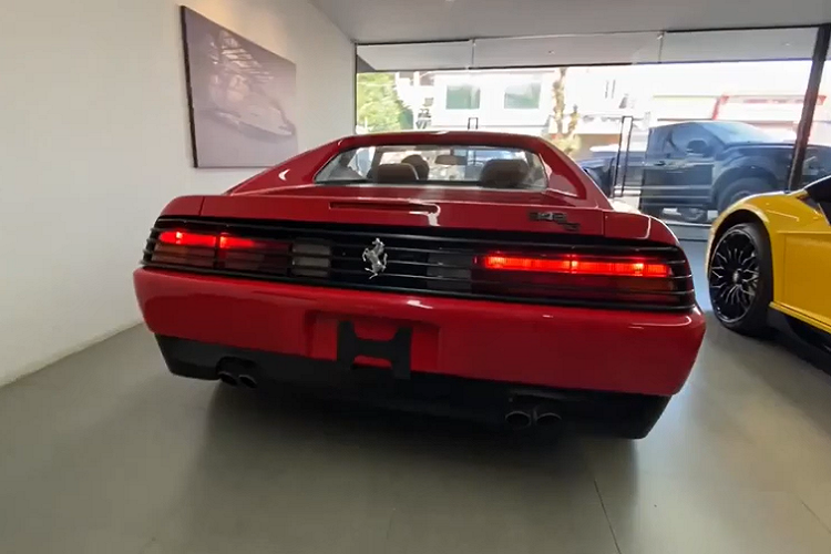 Ferrari 348 TS sở hữu động cơ V8, dung tích 3.4 lít, sản sinh ra công suất tối đa 296 mã lực tại vòng tua máy 7.200 vòng/phút và mô-men xoắn cực đại 324 Nm tại vòng tua máy 4.200 vòng/phút. Sức mạnh trên siêu xe mui trần Ferrari 348 TS mới lăn bánh tại TP. HCM sẽ kết hợp với hộp số sàn 5 cấp, nhờ đó, xe chỉ mất thời gian 6 giây để đua nước rút từ vị trí xuất phát lên 100 km/h trước khi đạt tốc độ tối đa 267 km/h.