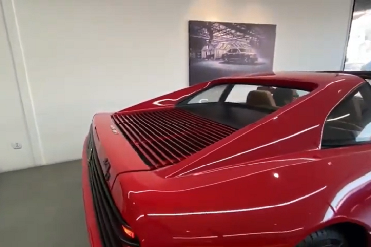 Ferrari 348 TS sử dụng mui vải và được trang bị 1 nút bấm để chủ nhân có thể dễ dàng thao thác mở cửa thay vì dùng tay nắm thông thường. Ngoại hình xe Ferrari 348 TS hay Ferrari F355 Berlinetta rất cá tính và hoài cổ với cặp đèn pha thò thụt, riêng đèn hậu hình chữ nhậtcủa 348 TS giống như Testarossa, các thiết kế của xe 348 TS gợi nhớ đến F40. Bên hông xe được tạo hình với 5 hốc gió lớn nằm ngang.