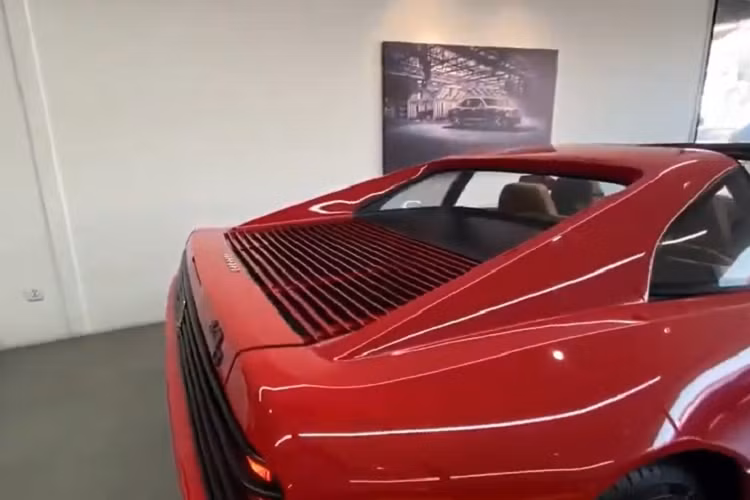 Ferrari 348 TS sử dụng mui vải và được trang bị 1 nút bấm để chủ nhân có thể dễ dàng thao thác mở cửa thay vì dùng tay nắm thông thường. Ngoại hình xe Ferrari 348 TS hay Ferrari F355 Berlinetta rất cá tính và hoài cổ với cặp đèn pha thò thụt, riêng đèn hậu hình chữ nhậtcủa 348 TS giống như Testarossa, các thiết kế của xe 348 TS gợi nhớ đến F40. Bên hông xe được tạo hình với 5 hốc gió lớn nằm ngang.