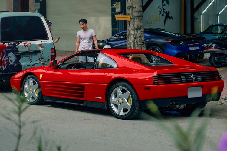 Gần đây, giới mê xe trong nước đã có dịp được chứng kiến 2 chiếc siêu xe Ferrari 348 TS và F355 Berlinetta có thể gọi là cổ ở Việt Nam đã lăn bánh trên các con đường ở Sài thành với biển số 51F nhưng không phải biển của nước ta mà chỉ là dạng cá nhân hóa của nước bạn Campuchia, điều này có nghĩa là ở Campuchia, ai cũng có quyền đặt biển số theo ý mình thích, có thể là tên riêng, phiên bản xe hay thậm chí kiểu biển 51F-xxx như biển số Việt Nam.