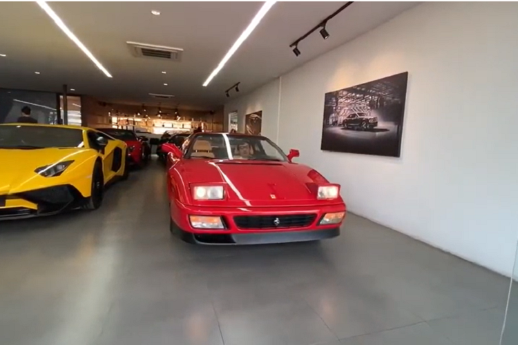 Trong đó, chiếc siêu xe Ferrari 348 TS mui trần nhanh chân hơn khi được vận chuyển vào Việt Nam trước, xe sau đó xuất hiện tại 1 garage chuyên chăm sóc nhan sắc cho các xe thể thao, siêu xe và cả xe sang ở thành phố Thủ Đức. Còn chiếc xe Ferrari F355 Berlinetta lại mới bị bắt gặp tại Sài thành cách đây 1 tuần.