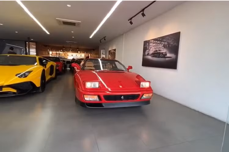 Trong đó, chiếc siêu xe Ferrari 348 TS mui trần nhanh chân hơn khi được vận chuyển vào Việt Nam trước, xe sau đó xuất hiện tại 1 garage chuyên chăm sóc nhan sắc cho các xe thể thao, siêu xe và cả xe sang ở thành phố Thủ Đức. Còn chiếc xe Ferrari F355 Berlinetta lại mới bị bắt gặp tại Sài thành cách đây 1 tuần.